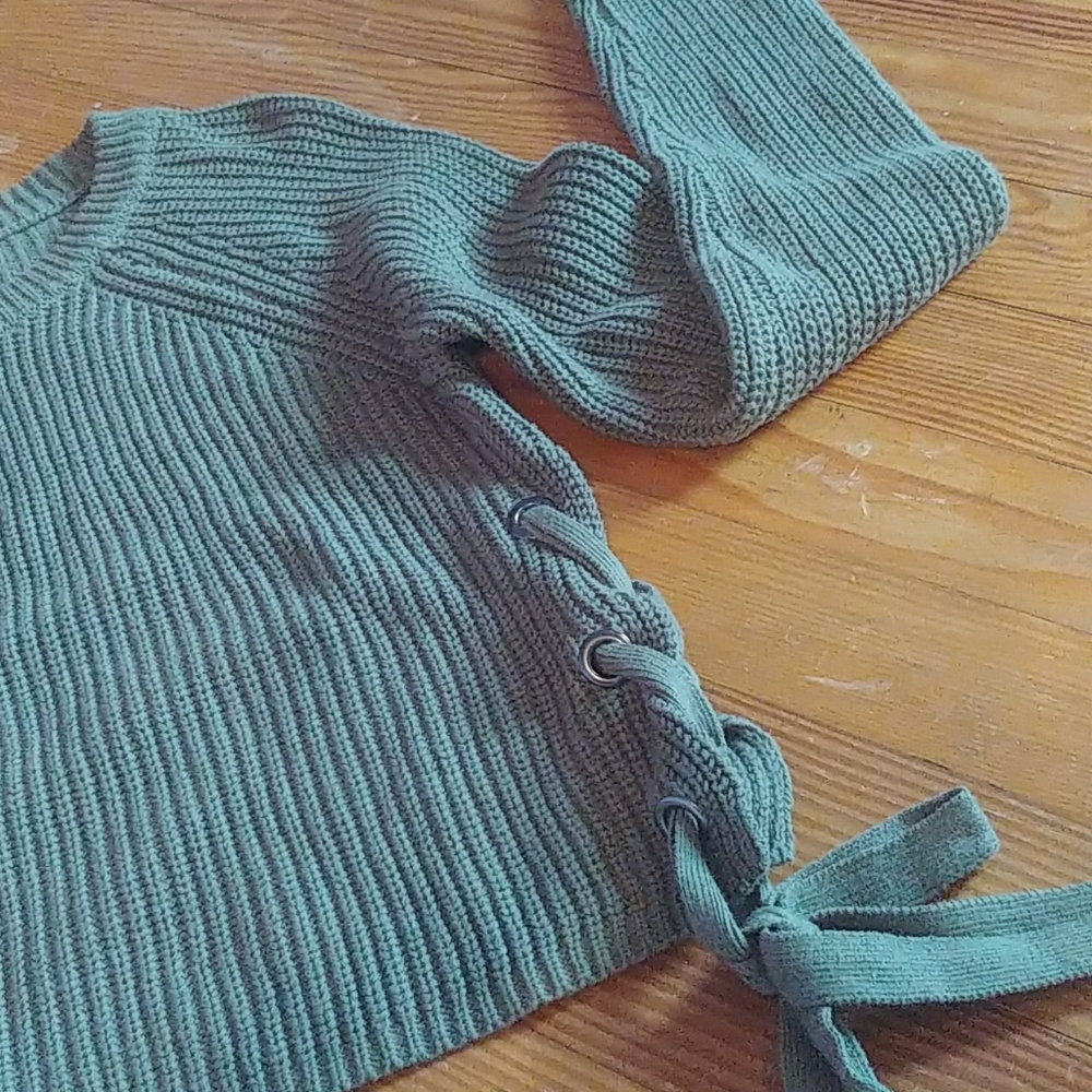 Green sweater - Picture 2 of 3